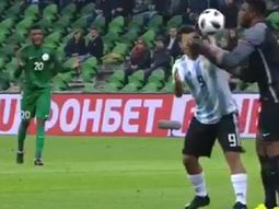 No se puede creer: el terrible blooper del arquero de Nigeria antes del gol de Banega