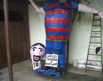 Festejan el Año Nuevo quemando a Caruso