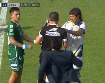 Grave: un hincha de Sarmiento se metió en la cancha y agarró del cuello al árbitro Andrés Merlos