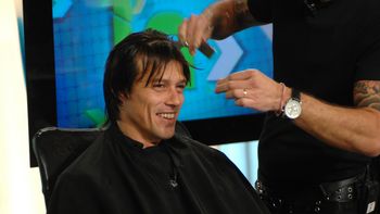 insolito: en medio del escandalo, almeyda se corto el pelo en tv insolito: en medio del escandalo, almeyda se corto el pelo en tv