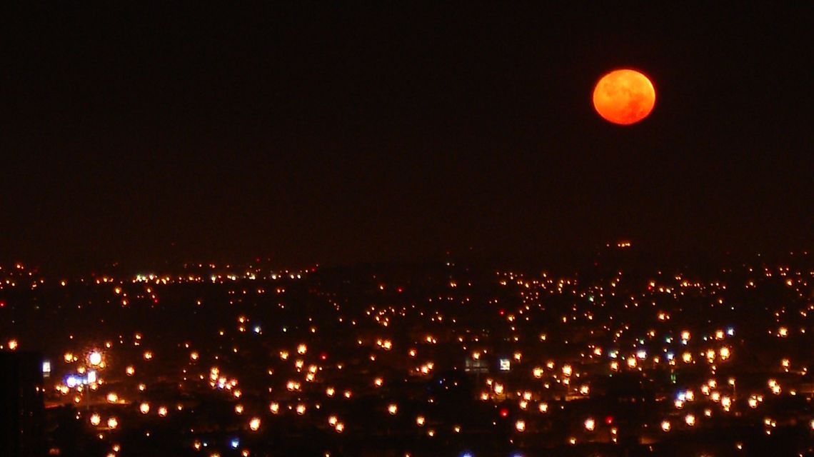 La luna se vio roja durante 78 minutos en toda América