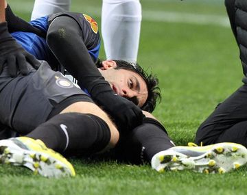 Una maldición que no termina: Diego Milito se volvió a lesionar