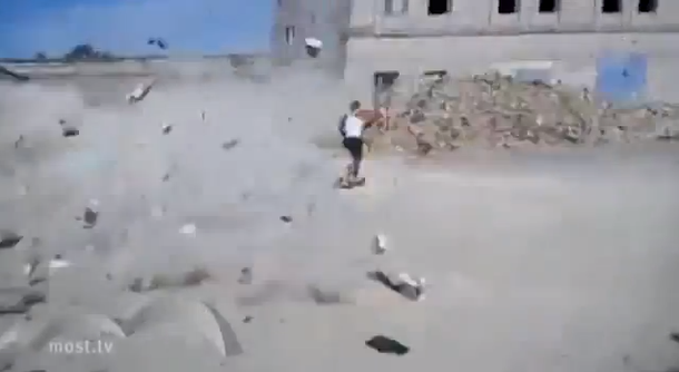 VIDEO: Grababa un derrumbe y muere golpeado por las piedras despedidas