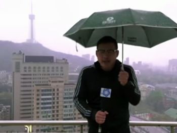 Le cayó un rayo en vivo a un periodista Le cayó un rayo en vivo a un periodista