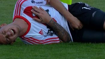 El delantero se revuelca del dolor El delantero se revuelca del dolor