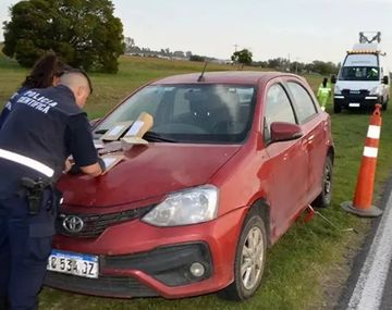 Se bajó del auto para cambiar la rueda en la ruta y murió atropellado por un camión