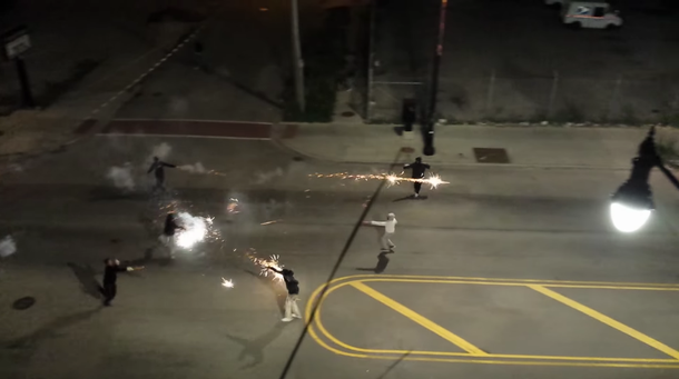 Parece sacada de una película: guerra de candelas en las calles de Chicago