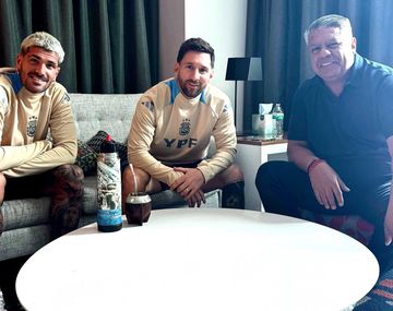 Chiqui Tapia posó con Messi y De Paul en la previa de un nuevo amistoso: Tridente con aura