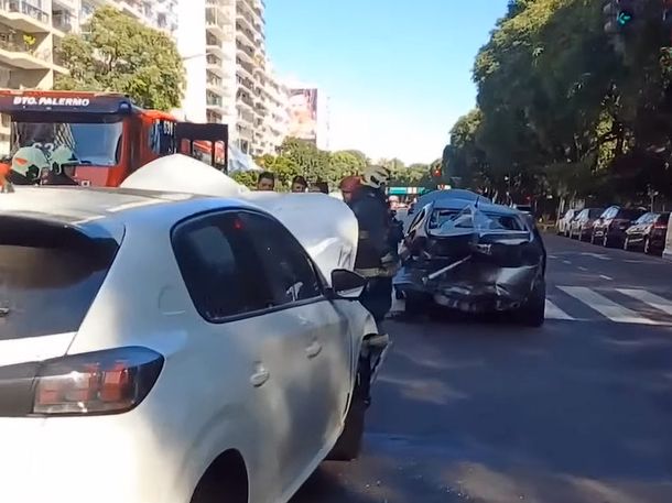 Impresionante choque de dos autos en Palermo dejó dos heridos.