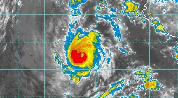 Vientos huracanados se acercan a tierra