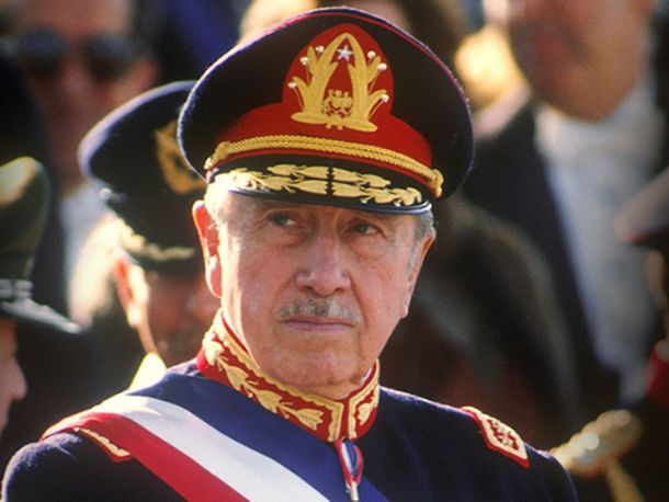 El Gobierno le retiró dos condecoraciones al dictador chileno Augusto Pinochet