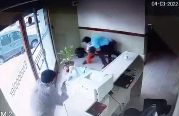 VIDEO: Jubilado robó en una clínica, le disparó a un médico y de rebote se pegó un tiro en la pierna