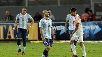 Mascherano dio un mal pase que terminó en penal a favor de Perú. Mascherano dio un mal pase que terminó en penal a favor de Perú.