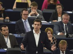 diputados griegos aprueban el tercer rescate, pero tsipras queda debilitado diputados griegos aprueban el tercer rescate, pero tsipras queda debilitado