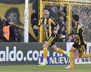 El goleador celebra uno de sus dos tantos