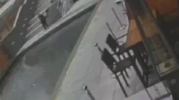 VIDEO: se cayó al agua por ir usando el teléfono celular