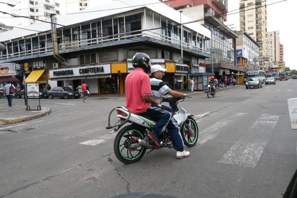Prueba: prohibirán en Ezeiza acompañantes en las motos para evitar robos