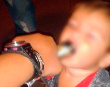 Una madre mostró a su bebé con una botella de sidra 