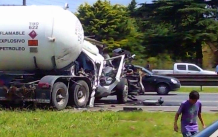 Choque entre un camión y un auto en la Panamericana