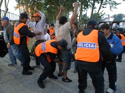 Imágenes de un cacheo policial en los alrededores del Estadio José María Minella de Mar del Plata