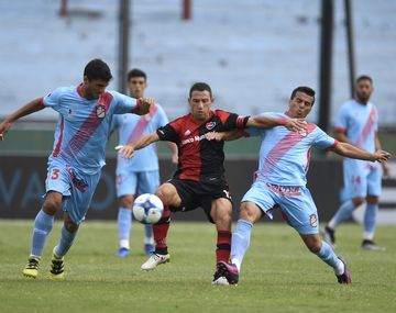 Maxi Rodríguez peleando por la pelota contra dos rivales