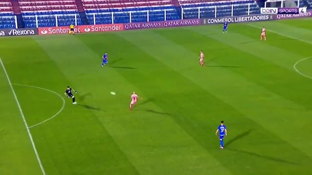 El insólito error del arquero de Tigre que terminó en gol de Bolívar