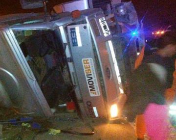 El camión que volcó en la autopista. Gentileza de La Gaceta