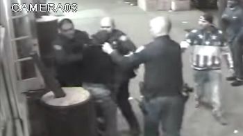 policias atacaron a un hombre que grabo cuando un oficial acoso a una mujer policias atacaron a un hombre que grabo cuando un oficial acoso a una mujer