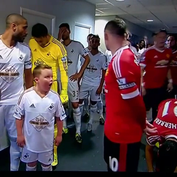 Mirá la reacción de este nene al darse cuenta que está al lado de Rooney