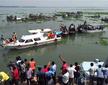 Más de 10 muertos y 50 desaparecidos en Bangladesh al hundirse un barco