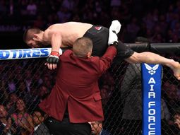 Khabib, sacado tras retener el cinturón