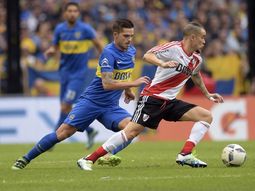 Gago, ante D´Alessandro en el Superclásico Gago, ante D´Alessandro en el Superclásico