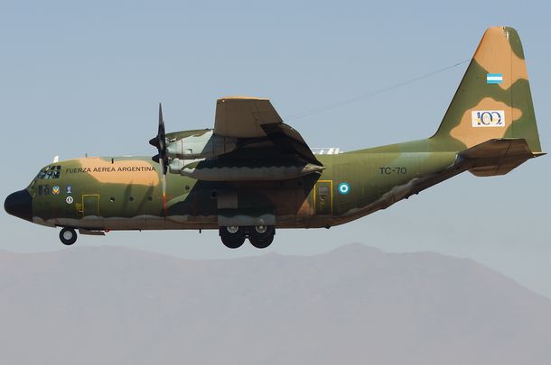 Un avión Hércules con 33 pasajeros aterrizó de emergencia en Santa Cruz