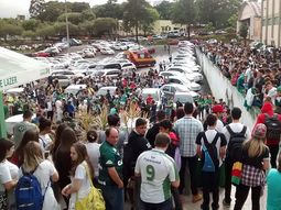 Hinchas de Chapecoense rezaban por sus jugadores. Hinchas de Chapecoense rezaban por sus jugadores.