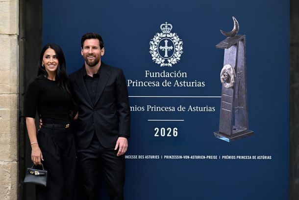 Lionel Messi desató la locura en Oviedo: rompió el protocolo y firmó camisetas en España