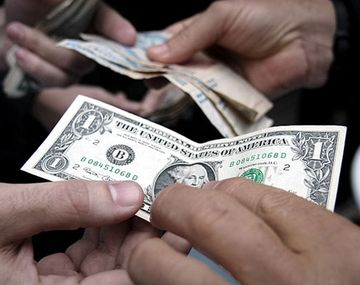 El dólar negro superó los $8 y el oficial subió a $5