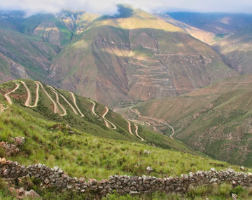 El pueblo rodeado entre montañas y es uno de los destinos más lindos