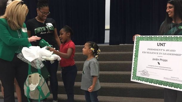 Una nena de 8 años ganó una beca para la universidad con su video motivacional