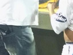 Un hincha de Rosario Central se mostró en la cancha con un arma