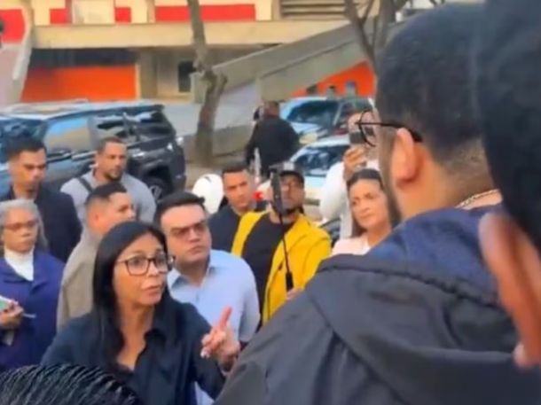 Video: estudiantes venezolanos increparon a Delcy Rodríguez en plena universidad
