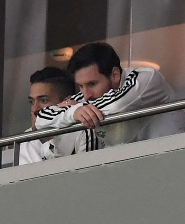 Messi sufrió en el palco la dura derrota de Argentina frente a España