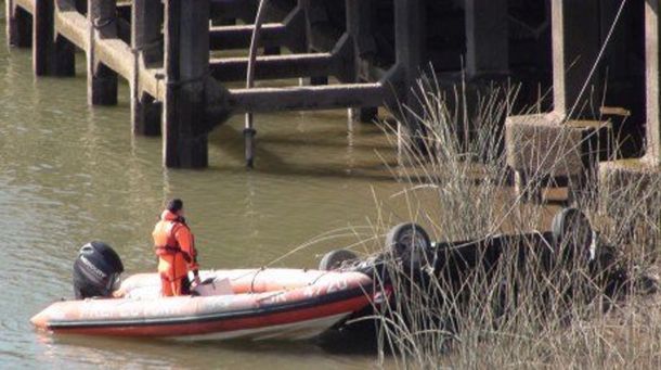 Misterio por el hallazgo de dos muertos y un auto hundido en el río Negro