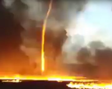 VIDEO: Espectacular tornado de fuego durante el incendio de una fábrica
