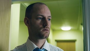 video: un corto muestra la falsa felicidad en facebook