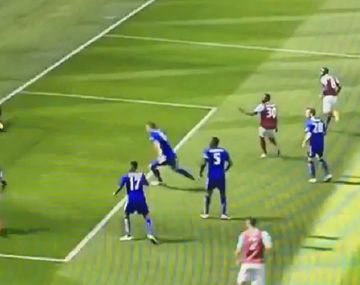 ¿Cómo no fue gol? El líder de la Premier y un milagro increíble que lo salvó