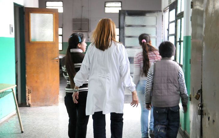 Docentes y estatales bonaerenses acordaron un aumento salarial: de cuánto es y cuándo se cobra