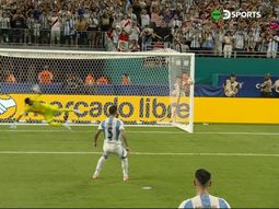 ¡Pegó en el palo! Así fue el penal que erró Leandro Paredes ante Perú