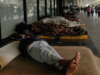 Llegaron al país 200 mil dosis de CanSino: son para personas en situación de calle, migrantes y refugiados