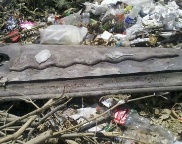 Macabro: hallan un féretro con restos humanos en un basural