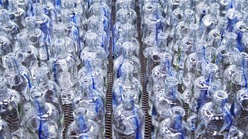 absolut presenta una nueva serie de botellas limitadas con diseno unico
